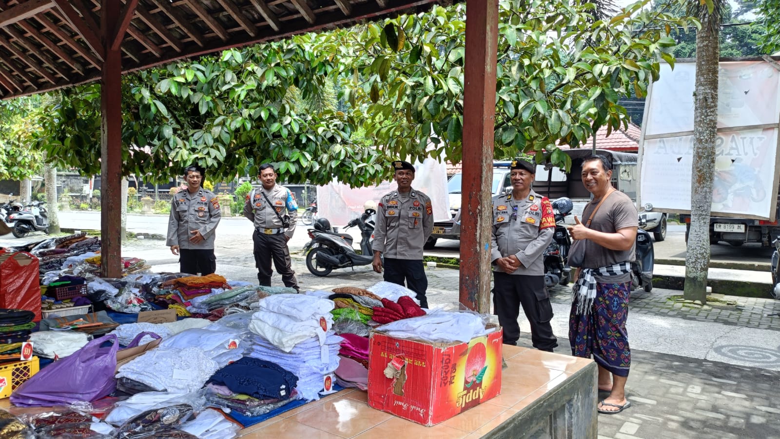 Personel Polsek Narmada melakukan patroli dan imbauan kepada para pedagang di Suranadi