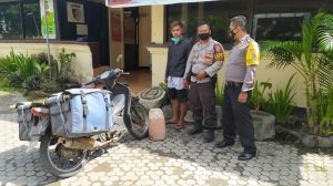 Polsek Praya Timur Amankan Tukang Ojek Bawa Miras Jenis Tuak Polsek Praya Timur Amankan Tukang Ojek Bawa Miras Jenis Tuak