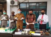 Digunakan Memeras, Kejari Lotim Musnahkan Lencana KPK