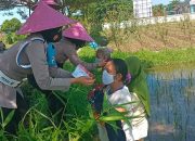 Ajak Warga Sukseskan Kampung Sehat 2, Polsek Lingsar Bagikan 1000 Masker