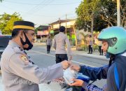 Bag Sumda Polres Sumbawa Barat Bagikan Takjil Kepada Pengendara yang Melintas di Depan Mapolres KSB