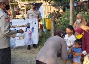 Polres Sumbawa Barat Bagi Bagi Takjil Gratis di Depan SMAN 1 Taliwang