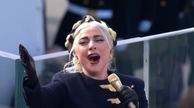 Pilihan Terpopuler News Lifestyle Indeks Lady Gaga Ungkap Pernah Dipaksa Buka Pakaian Oleh Produser Pemerkosanya Siswanto Sabtu, 22 Mei 2021 | 11:39 WIB Penyanyi Lady Gaga menyanyikan lagu kebangsaan Amerika Serikat, The Star Spangled Banner di pelantikan Presiden Joe Biden [YouTube/Today]