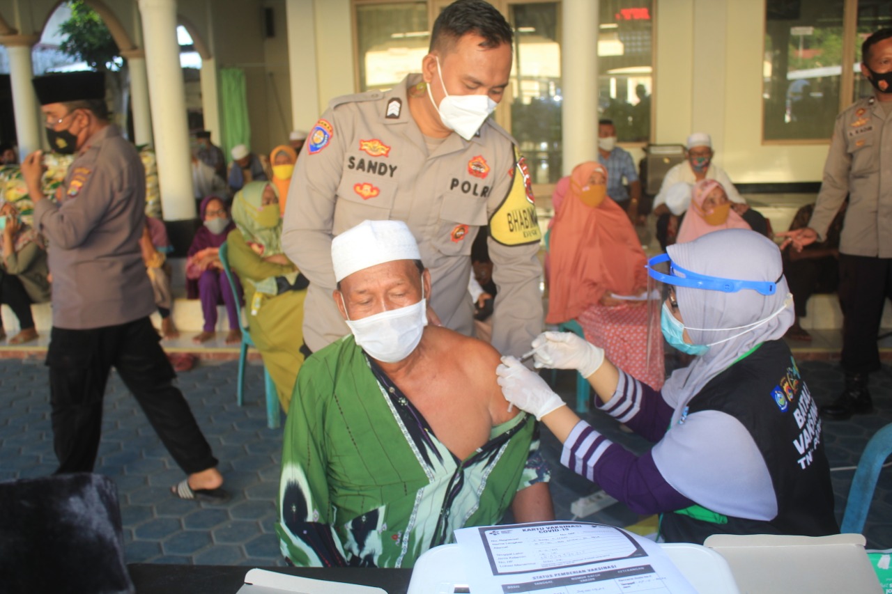 Batalyon Vaksinator TNI Polri Lakukan Pendampingan Vaksin Lansia Serta Bagikan Takjil dan Beras