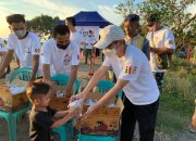Umat Buddha NTB dan Anggota TNI Koramil 1606-09/Ampenan Bersih-Bersih Pantai Kereok, Ampenan