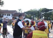 Gubernur NTB Berikan Bantuan Sosial Kepada 958 Petugas Kebersihan