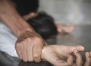 Pemuda Perkosa Adiknya Saat Ganti Baju Sekolah