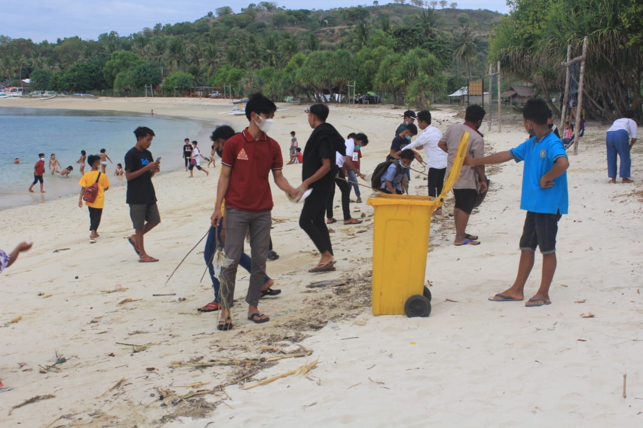 Hut Ke-66 MBI,Umat Buddha Lobar Bersihkan Pantai Elak-Elak Sekotong