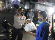 Sasar Pedagang Kecil, Personel Gabungan TNI-Polri dan Pemda Salurkan Paket Sembako dalam Melakukan Himbauan Prokes