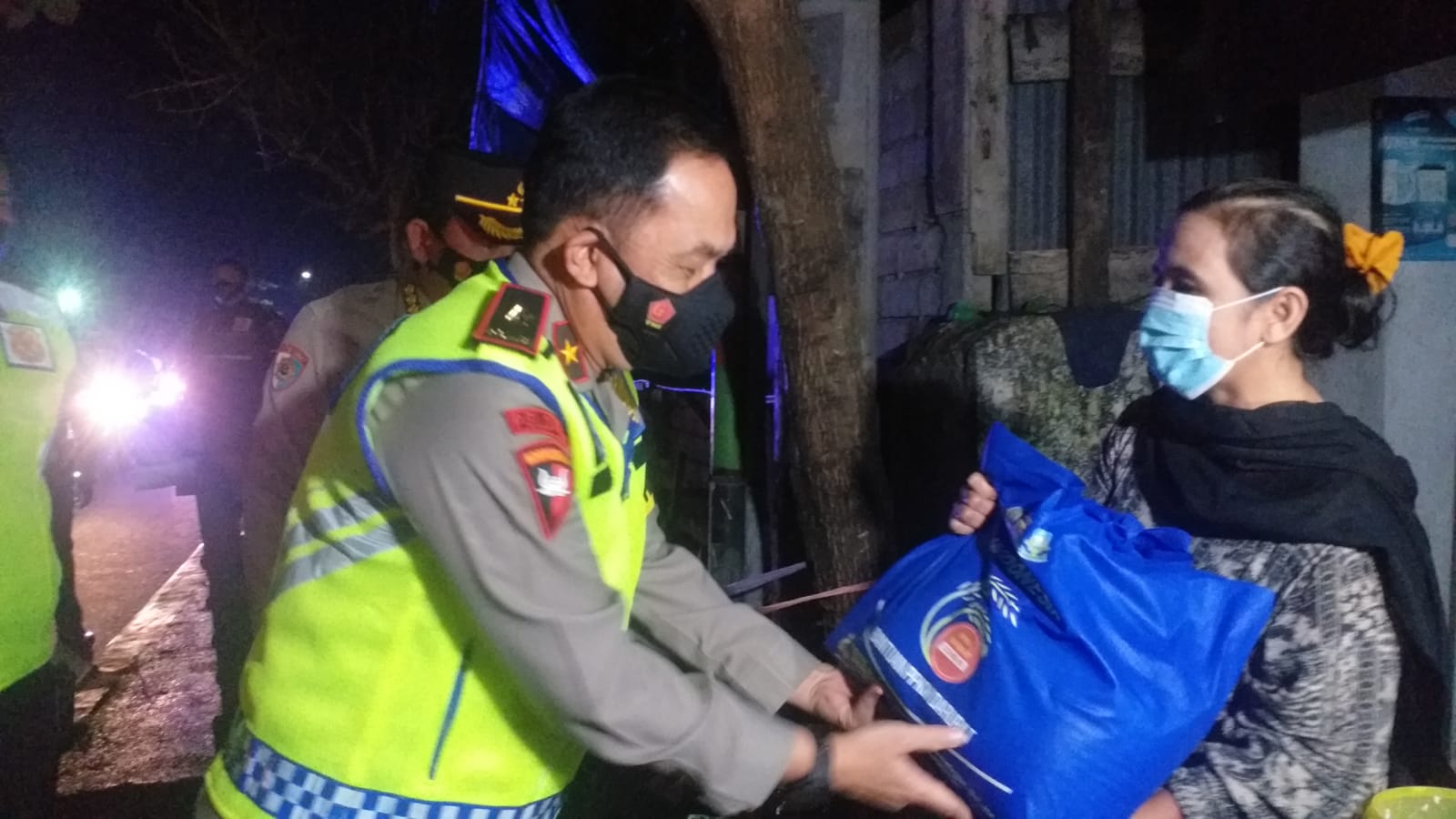 Wakapolda NTB Bagikan Paket Sembako dalam PSB PPKM Level 4 Kota Mataram