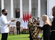 Serahkan BPUM, Presiden Dorong Pelaku Usaha Mikro Tidak Putus Asa di Tengah Pandemi