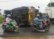 Truk Pengangkut ATK Terbalik di Bengkel
