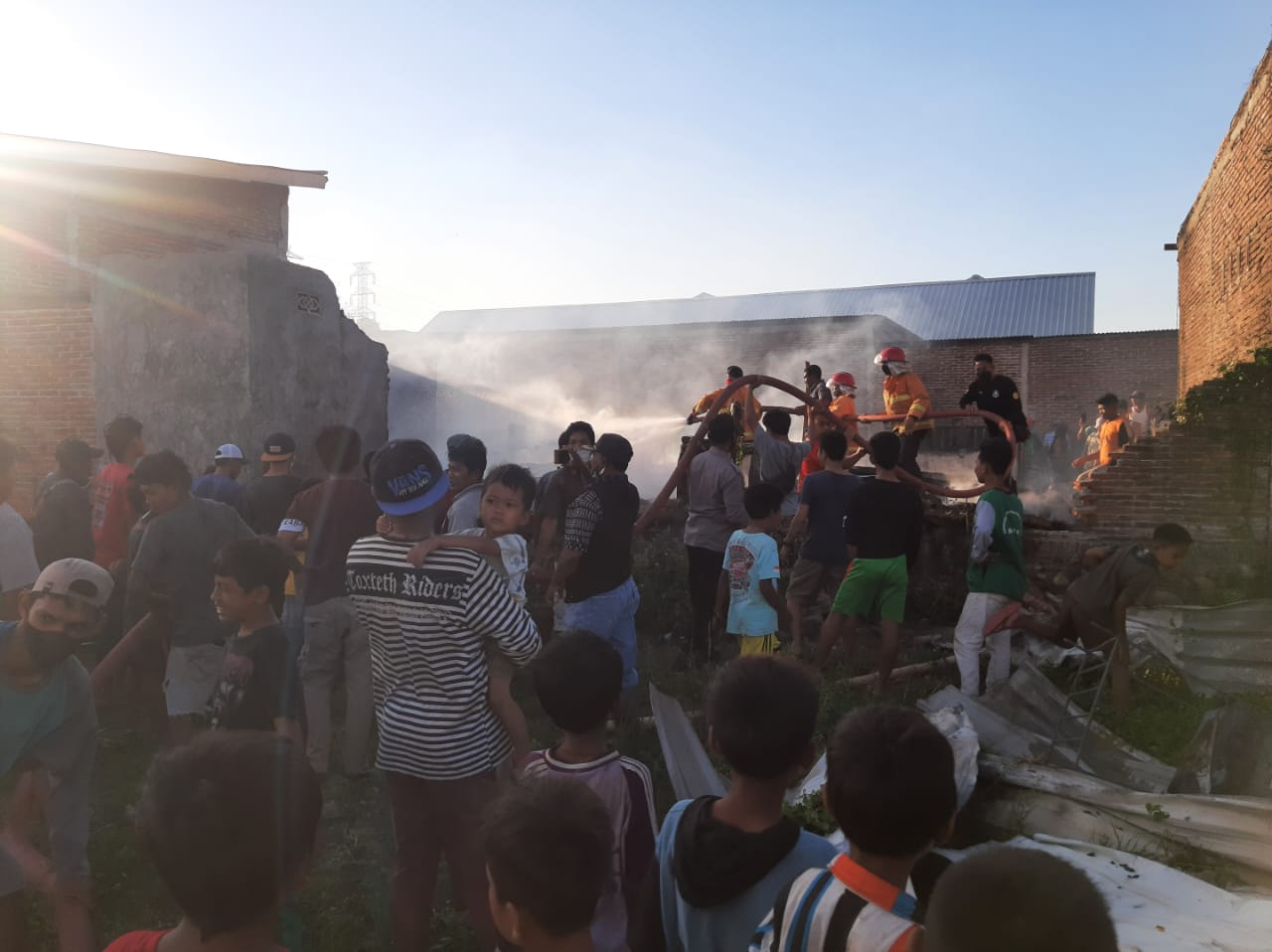 Polsek Empang Bantu Warga Padamkan Kebakaran Rumah