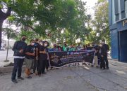 Para anggota Fans Club Inter Milan Regional Mataram melakukan aksi ICI Reg Mataram Berbagi