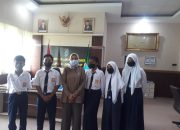 Siswa SMPN 2 Kuripan Wawancara Ketua DPRD Lobar