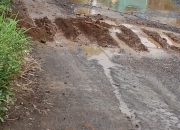 Jalan Penghubung Antara LOBAR-LOTENG Rusak Parah