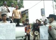 Massa aksi desak Kapolda NTB tangguhkan penahanan tersangka SAM di Mapolsek Dompu