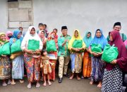 Masyarakat Keluhkan Harga Minyak Goreng, Moh Akri Salurkan Paket Sembako Ringankan Beban Warga