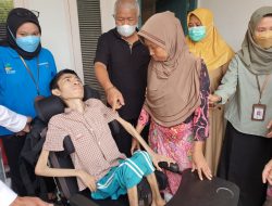 Rachmat Hidayat Serahkan Bantuan Kursi Roda Adaptif untuk Penderita Lumpuh Layu