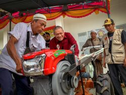 Pertahankan Lombok Jadi Lumbung Pangan, HBK Sebar Bantuan Alsintan di Pulau Seribu Masjid