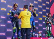 Ketum IMI Bamsoet Serahkan Trofi Juara WSBK Mandalika 2022