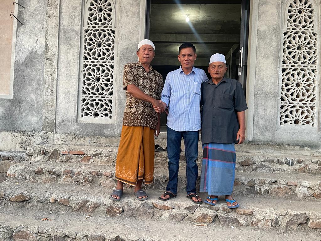 Ahmad Amrullah salurkan sumbangan sejumlah Kaca untuk Jendela Masjid Nurul Yaqin Montong Cope