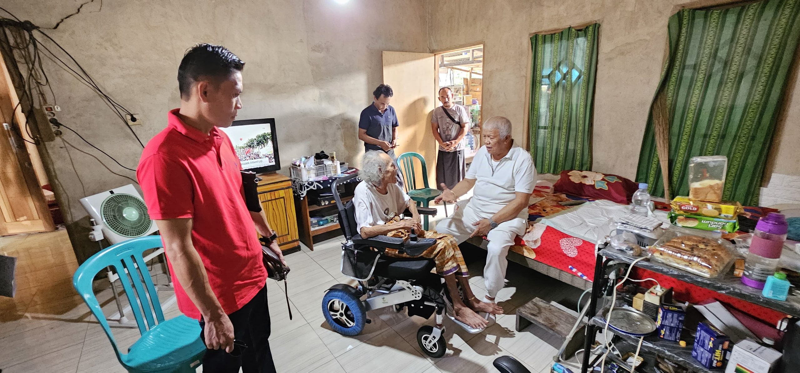 Rachmat Hidayat Sebar Kursi Roda Elektrik untuk Warga Desa Sakra Lombok Timur
