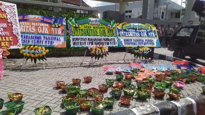 Aksi Desak Copot Kepala OJK NTB Berlangsung Ricuh, Mahasiswa Lempar Sampah