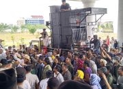 Ratusan Masyarakat Kepung Kantor Bupati Lombok Tengah