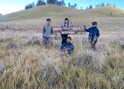 Pemasangan Plang Informasi Dan Pembukaan Jalur Baru Di Bukit Sempana, Sembalun Oleh Mahasiswa KKN Desa Sembalun Bumbung 1 Beserta POKDARWIS