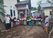 KKN UNRAM Peduli Lingkungan, Adakan Bakti Sosial di Pantai Duduk