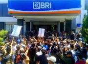 Merasa Dizolimi, Ratusan Warga Masbagik Geruduk Bank BRI Cabang Selong Lombok Timur