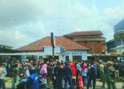 Tak kunjung Mendapatkan Air, Bersama “GANAS” Ratusan Masyarakat Sakra Kepung PDAM Cabang Sakra