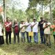 Bank NTB Syariah menanam 1.500 pohon dan meluncurkan Proklim Mart di Kampung Iklim Joben Lestari, Lombok Timur, sebagai komitmen dalam pelestarian lingkungan dan penguatan ekonomi hijau masyarakat desa.