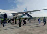 Polres Loteng Amankan Kedatangan Ratusan Jamaah Haji Kloter II di Bandara BIZAM