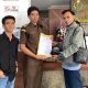 Fidar Khairul Diaz dan Herman saat serahkan berkas ke Kejati NTB. Foto/Istimewa