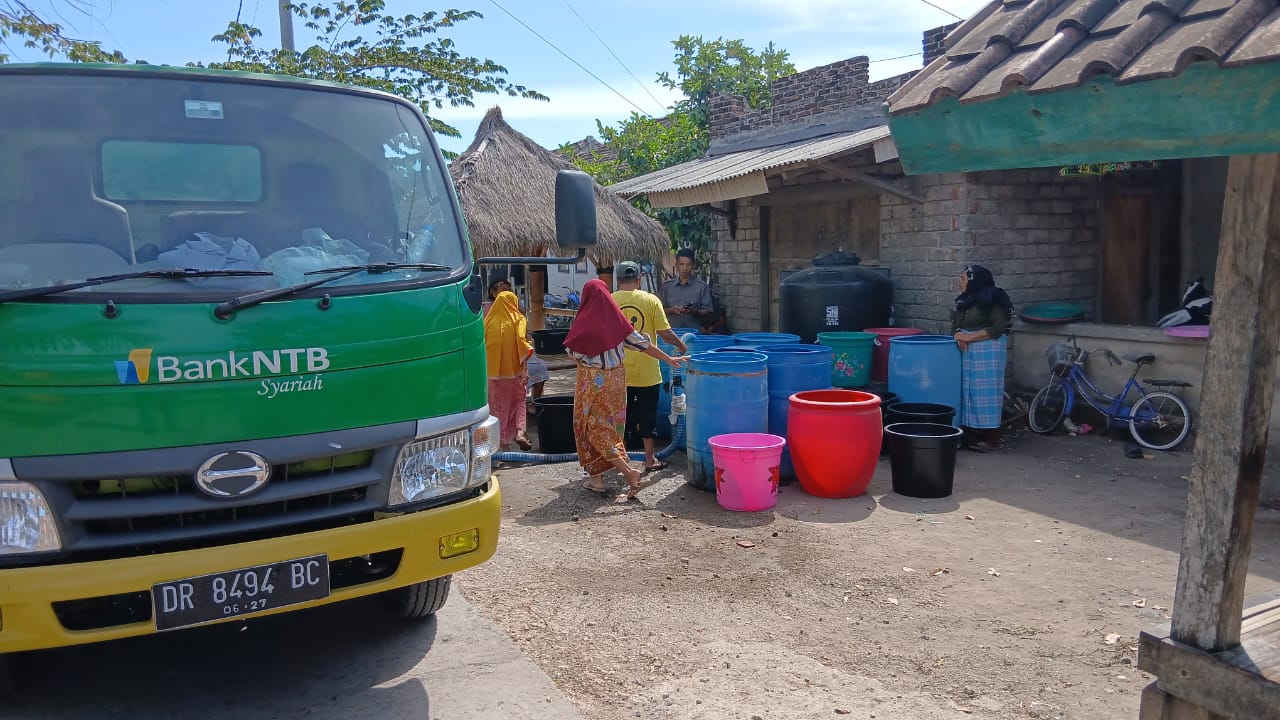 Bank NTB Syariah Salurkan Ribuan Liter Air ke Sekaroh