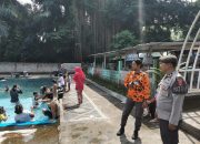 Polsek Lingsar Kawal Rekreasi Warga dengan Senyum