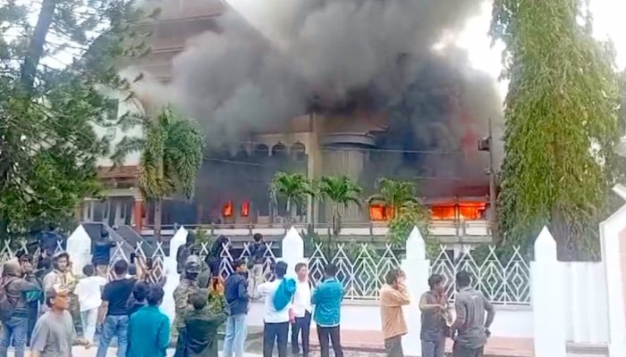 Gedung DPRD NTB Terbakar, Mahasiswa dan Rakyat NTB Menuntut Keadilan dengan Amarah