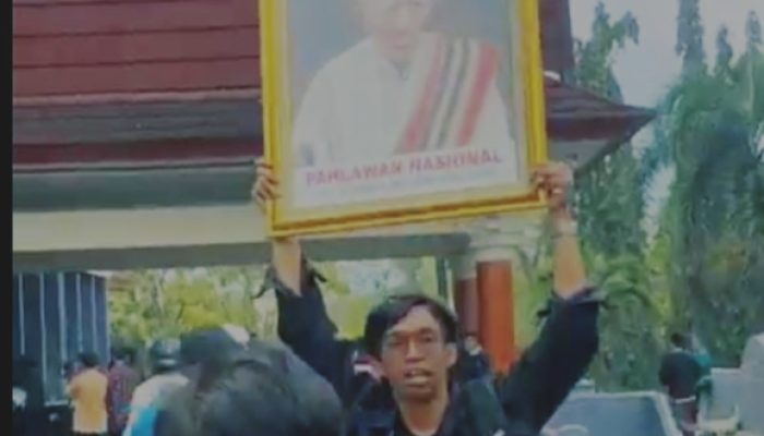 Pembakaran Gedung DPRD NTB di Mataram, Foto Pahlawan TGKH. Zainuddin Abdul Madjid Diselamatkan Massa
