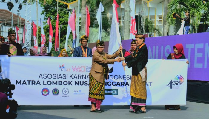 Kontingen MATRA LOMBOK NTB Gemakan Budaya Sasak di Jember Fashion Carnaval