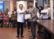Menteri Dalam Negeri Tito Karnavian Raih Penghargaan di Hari Perumahan Nasional 2025