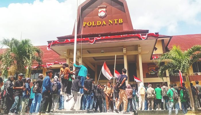 Mahasiswa Serbu Gedung Polda NTB, Desak Usut Tuntas Kematian Affan