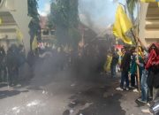PMII Berhasil Buka Gerbang Polda NTB, Massa Aksi Bakar Ban Tuntut Bertemu Kapolda