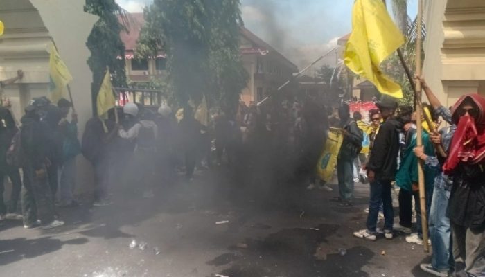 PMII Berhasil Buka Gerbang Polda NTB, Massa Aksi Bakar Ban Tuntut Bertemu Kapolda