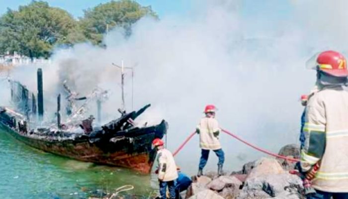 ‎Diduga Akibat Korsleting Listrik, Kapal AMJ 4 Terbakar Hebat di Dermaga Labuhan Haji