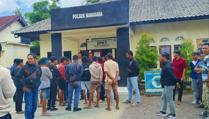 Puluhan Pemuda dan Pegawai FIF Geruduk Polsek Wanasaba, Tuntut Penanganan Kasus Penganiayaan Brutal