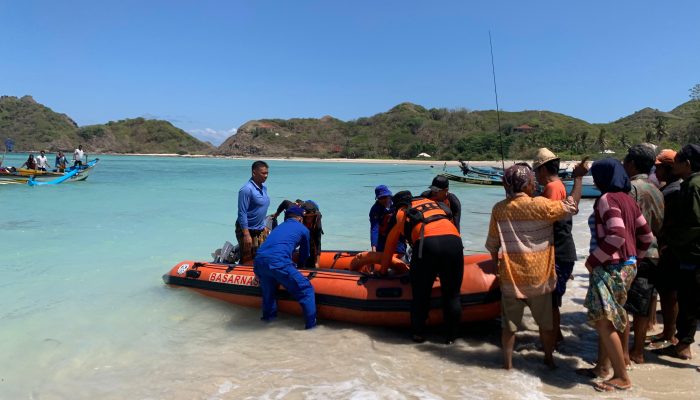 Tim Gabungan Polairud Evakuasi Korban Terseret Ombak Sekotong