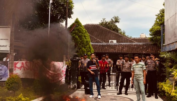 Massa Aksi Bentangkan Kain Putih dan Lakukan Pembakaran di Kantor Perwakilan DPD RI NTB