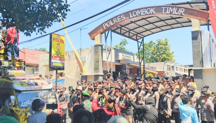 Ratusan Masa Aksi Menuju Polres Lombok Timur, ‎Aparat Keamanan Berlapis di Gerbang